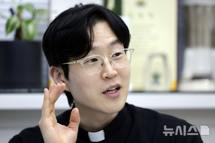 [서울=뉴시스] 최동준 기자 = 이창민 신부가 15일 서울 구로 성당에서 뉴시스와 인터뷰를 하고 있다. 2026.10.15. photocdj@newsis.com