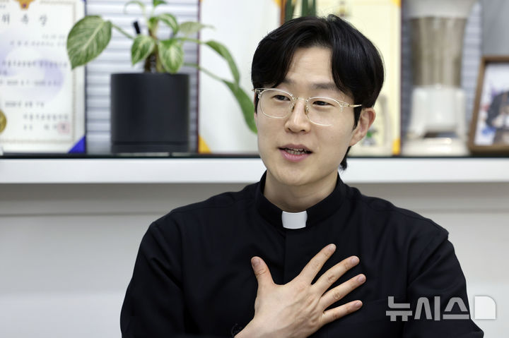 [서울=뉴시스] 최동준 기자 = 이창민 신부가 15일 서울 구로 성당에서 뉴시스와 인터뷰를 하고 있다. 2026.10.15. photocdj@newsis.com