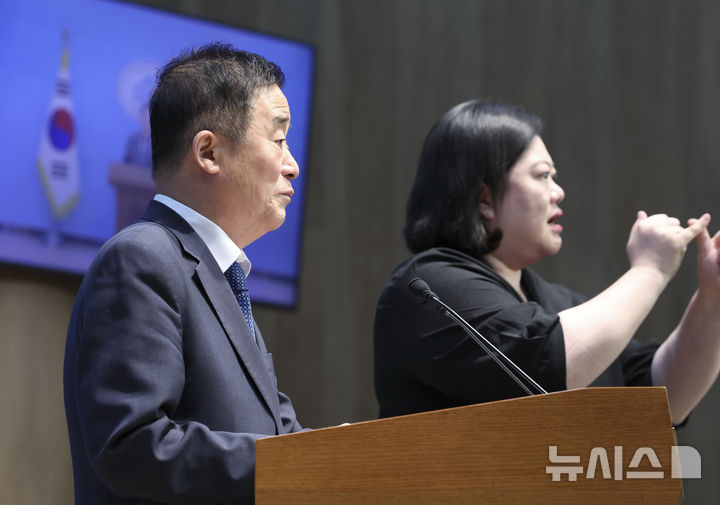 [서울=뉴시스] 김근수 기자 = 강득구 더불어민주당 의원이 15일 오후 서울 여의도 국회 소통관에서 한동훈 의원 딸 자원봉사활동 의혹과 관련해 관계기관의 공적기록 공개 촉구 기자회견을 하고 있다. 2026.10.15. ks@newsis.com