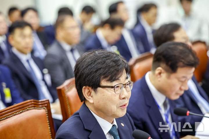 [서울=뉴시스] 정병혁 기자 = 인태연 소상공인시장진흥공단 이사장이 15일 서울 여의도 국회에서 열린 산업통상자원중소벤처기업위원회의 중소벤처기업진흥공단 등에 대한 국정감사에서 질문에 답하고 있다. 2026.10.15. jhope@newsis.com