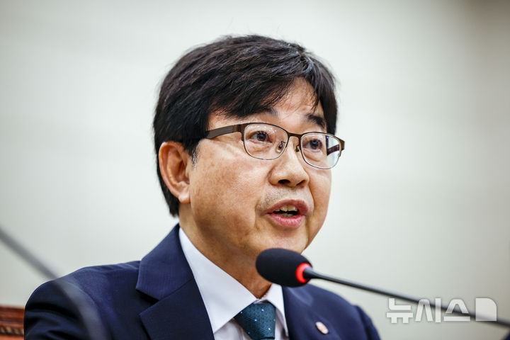 [서울=뉴시스] 정병혁 기자 = 인태연 소상공인시장진흥공단 이사장이 15일 서울 여의도 국회에서 열린 산업통상자원중소벤처기업위원회의 중소벤처기업진흥공단 등에 대한 국정감사에서 질문에 답하고 있다. 2026.10.15. jhope@newsis.com