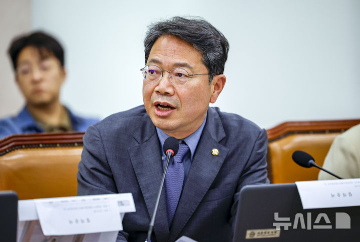[서울=뉴시스] 정병혁 기자 = 김승원 더불어민주당 의원이 15일 서울 여의도 국회에서 열린 산업통상자원중소벤처기업위원회의 중소벤처기업진흥공단 등에 대한 국정감사에서 질문을 하고 있다. 2026.10.15. jhope@newsis.com