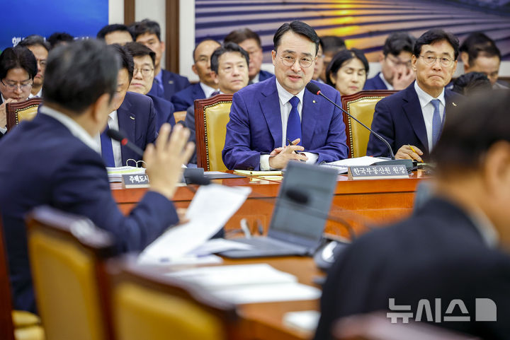 [서울=뉴시스] 정병혁 기자 = 이헌욱 한국부동산원 원장이 15일 서울 여의도 국회에서 열린 국토교통위원회의 한국부동산원 등에 대한 국정감사에서 질문에 답하고 있다. 2026.10.15. jhope@newsis.com