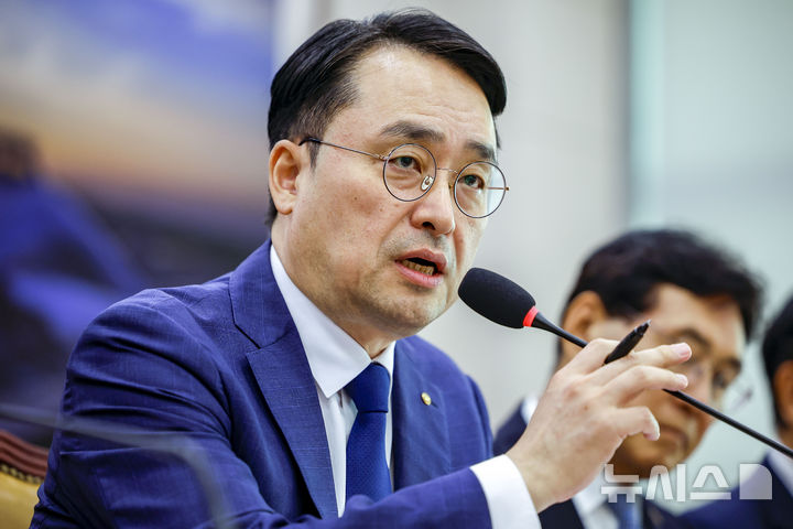 [서울=뉴시스] 정병혁 기자 = 이헌욱 한국부동산원 원장이 15일 서울 여의도 국회에서 열린 국토교통위원회의 한국부동산원 등에 대한 국정감사에서 질문에 답하고 있다. 2026.10.15. jhope@newsis.com