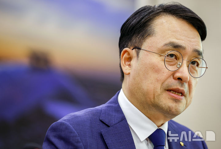 [서울=뉴시스] 정병혁 기자 = 이헌욱 한국부동산원 원장이 15일 서울 여의도 국회에서 열린 국토교통위원회의 한국부동산원 등에 대한 국정감사에서 질문에 답하고 있다. 2026.10.15. jhope@newsis.com