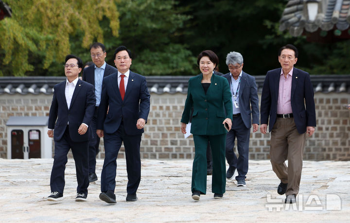 [서울=뉴시스] 김선웅 기자 = 국민의힘 소속 국회 문화체육관광위원회 조은희 간사 및 위원들이 15일 서울 종로구 종묘에서 국정감사 현장 시찰을 하고 있다. 2026.10.15. mangusta@newsis.com