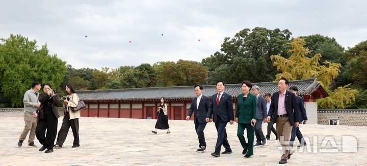 [서울=뉴시스] 김선웅 기자 = 국민의힘 소속 국회 문화체육관광위원회 조은희 간사 및 위원들이 15일 서울 종로구 종묘에서 국정감사 현장 시찰을 하고 있는 뒤로 세운 4구역 건축물 높이 표시를 위한 애드벌룬이 설치돼있다. 2026.10.15. mangusta@newsis.com