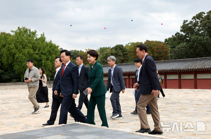 [서울=뉴시스] 김선웅 기자 = 국민의힘 소속 국회 문화체육관광위원회 조은희 간사 및 위원들이 15일 서울 종로구 종묘에서 국정감사 현장 시찰을 하고 있는 뒤로 세운 4구역 건축물 높이 표시를 위한 애드벌룬이 설치돼있다. 2026.10.15. mangusta@newsis.com