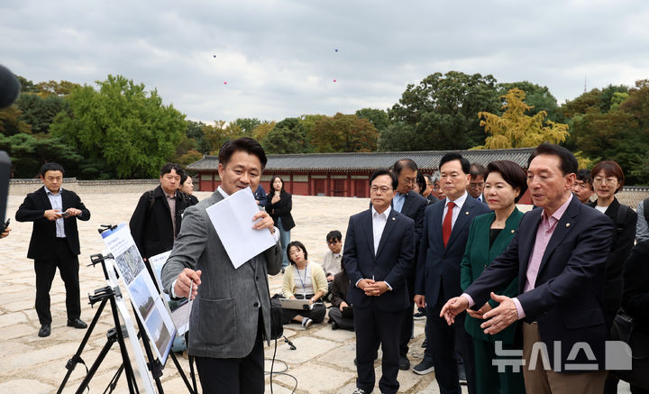 [서울=뉴시스] 김선웅 기자 = 국민의힘 소속 국회 문화체육관광위원회 조은희 간사 및 위원들이 15일 서울 종로구 종묘에서 국정감사 현장 시찰을 하고 있는 뒤로 세운 4구역 건축물 높이 표시를 위한 애드벌룬이 설치돼있다. 2026.10.15. mangusta@newsis.com