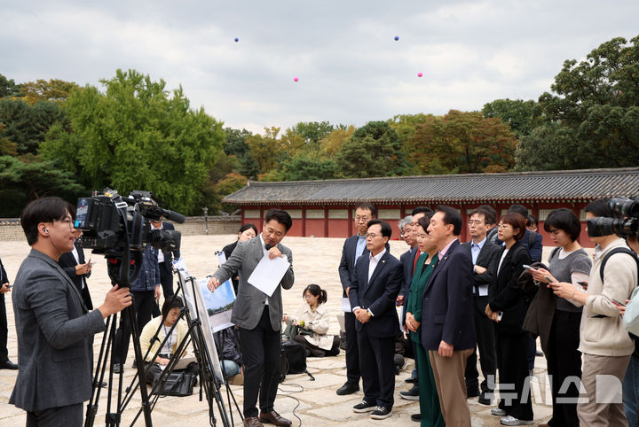 [서울=뉴시스] 김선웅 기자 = 국민의힘 소속 국회 문화체육관광위원회 조은희 간사 및 위원들이 15일 서울 종로구 종묘에서 국정감사 현장 시찰을 하고 있는 뒤로 세운 4구역 건축물 높이 표시를 위한 애드벌룬이 설치돼있다. 2026.10.15. mangusta@newsis.com