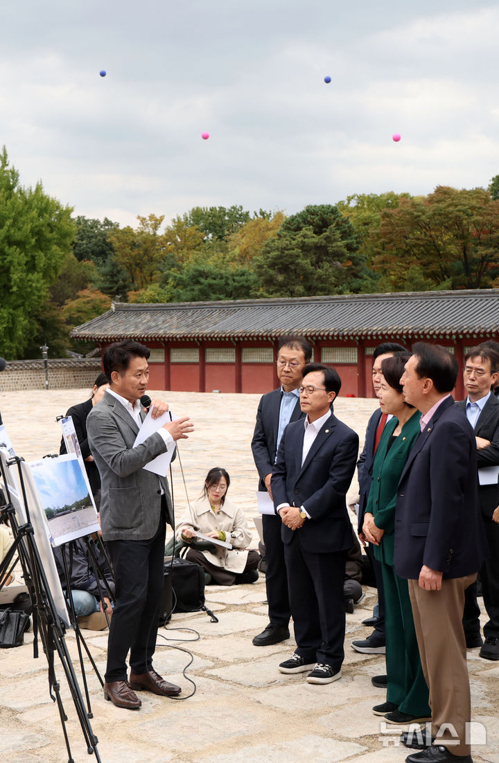 [서울=뉴시스] 김선웅 기자 = 국민의힘 소속 국회 문화체육관광위원회 조은희 간사 및 위원들이 15일 서울 종로구 종묘에서 국정감사 현장 시찰을 하고 있는 뒤로 세운 4구역 건축물 높이 표시를 위한 애드벌룬이 설치돼있다. 2026.10.15. mangusta@newsis.com