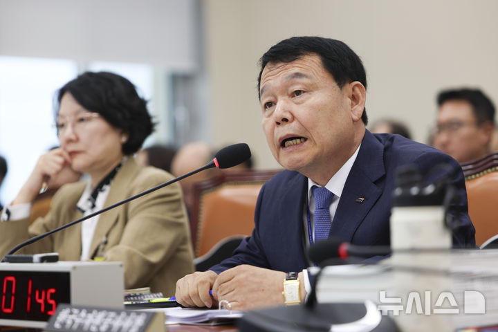 [서울=뉴시스] 김근수 기자 = 윤석대 한국수자원공사 사장이 15일 오후 서울 여의도 국회에서 열린 기후에너지환경노동위원회 국정감사에서 질의에 답하고 있다. 2026.10.15. ks@newsis.com