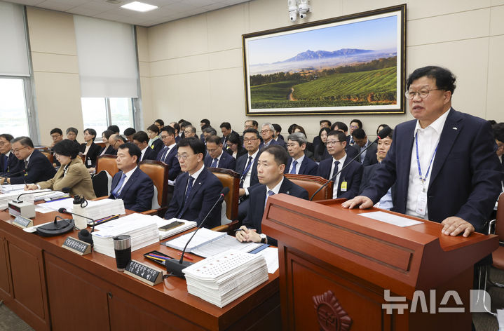[서울=뉴시스] 김근수 기자 = 남광우 한국환경산업보건기술원장이 15일 오후 서울 여의도 국회에서 열린 기후에너지환경노동위원회 국정감사에서 질의에 답하고 있다. 2026.10.15. ks@newsis.com