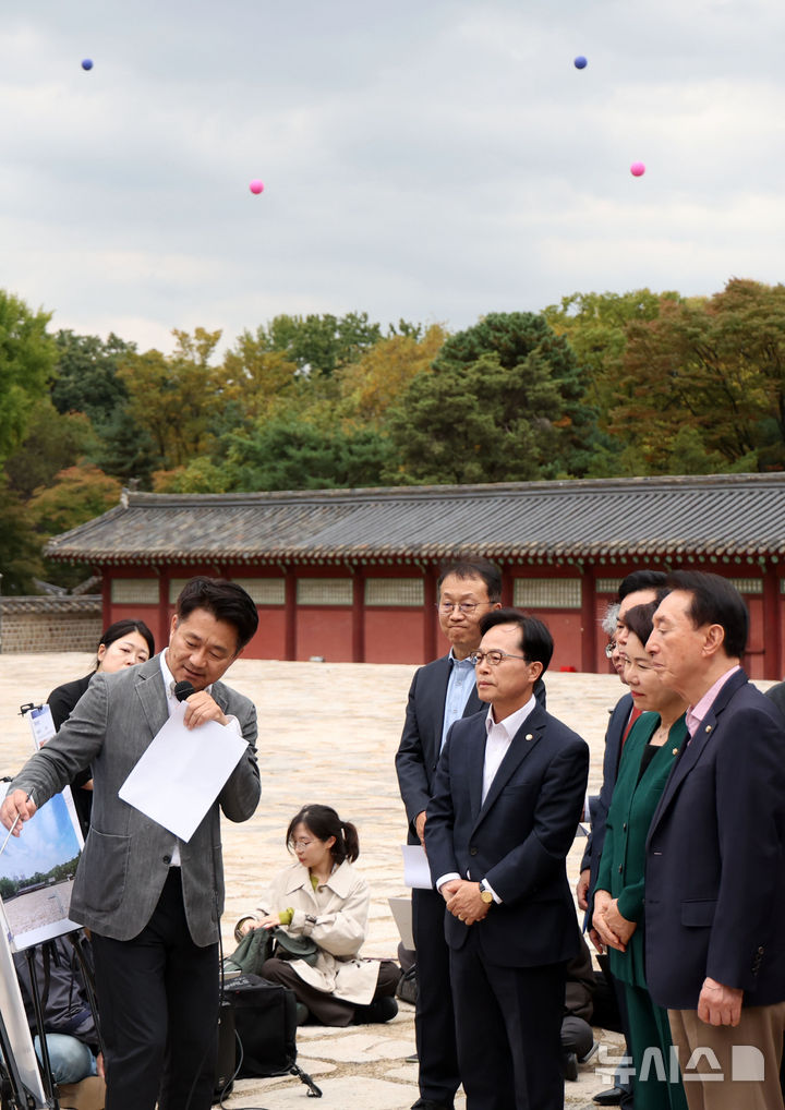 [서울=뉴시스] 김선웅 기자 = 국민의힘 소속 국회 문화체육관광위원회 조은희 간사 및 위원들이 15일 서울 종로구 종묘에서 국정감사 현장 시찰을 하고 있는 뒤로 세운 4구역 건축물 높이 표시를 위한 애드벌룬이 설치돼있다. 2026.10.15. mangusta@newsis.com