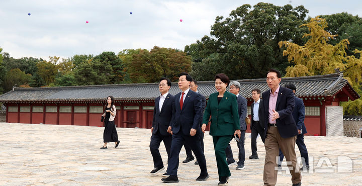 [서울=뉴시스] 김선웅 기자 = 국민의힘 소속 국회 문화체육관광위원회 조은희 간사 및 위원들이 15일 서울 종로구 종묘에서 국정감사 현장 시찰을 하고 있는 뒤로 세운 4구역 건축물 높이 표시를 위한 애드벌룬이 설치돼있다. 2026.10.15. mangusta@newsis.com