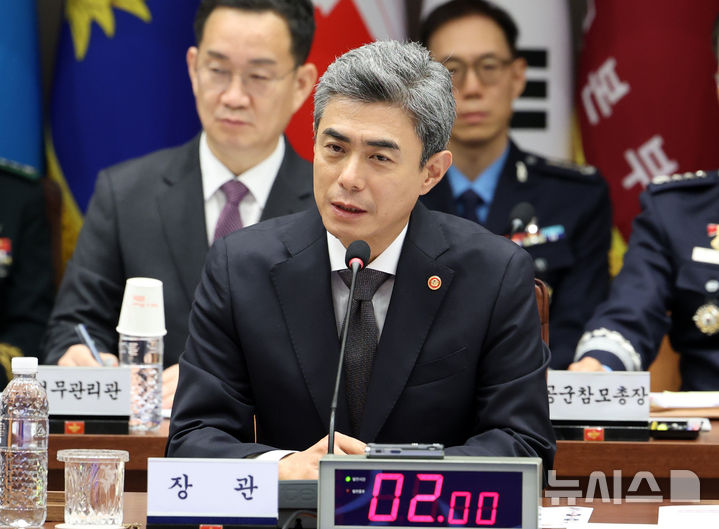 [서울=뉴시스] 이영환 기자 = 강신철 국방부 장관이 15일 오후 서울 용산구 국방부에서 열린 국회 법제사법위원회 군사법원 국정감사에 참석해 국민의힘 김민전 의원의 질의에 답하고 있다. 2026.10.15. 20hwan@newsis.com