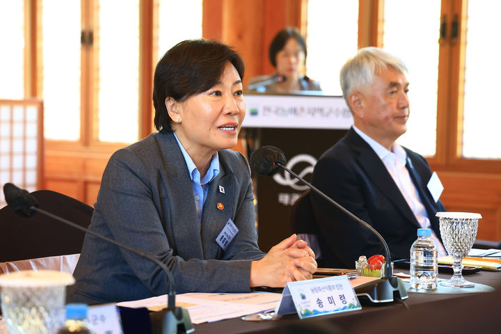 [서울=뉴시스] 송미령 농림축산식품부 장관이 15일 전북 무주군 태권도원에서 열린 '제16차 전국농어촌지역군수협의회 총회'에 참석해 발언하고 있다. (사진=농식품부 제공) 2026.10.15. photo@newsis.com *재판매 및 DB 금지