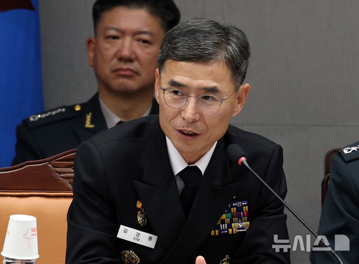 [서울=뉴시스] 이영환 기자 = 김경률 해군참모총장이 15일 오후 서울 용산구 국방부에서 열린 국회 법제사법위원회 군사법원 국정감사에 참석해 국민의힘 김민전 의원의 질의에 답하고 있다. 2026.10.15. 20hwan@newsis.com