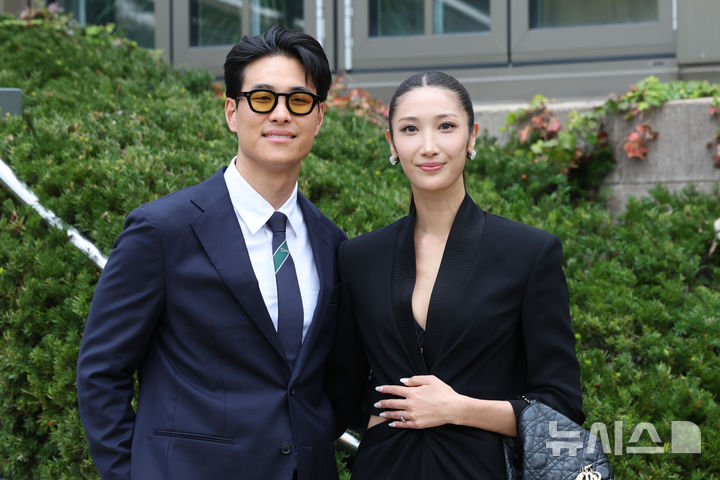 [서울=뉴시스] 권창회 기자 = 음악프로듀서 샘김과 싱어송라이터 이재가 15일 서울 강동구 스테이지28에서 열린 제16회 아름다운 예술인상에 참석하고 있다. 2026.10.15. kch0523@newsis.com