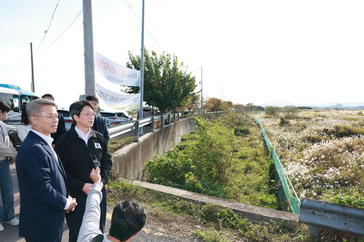 [서울=뉴시스] 홍지선 국토교통부 장관이 15일 전남광주 광주군공항을 방문해 호남권 반도체 첨단 국가산단 조성사업의 추진 현황을 점검하고 있다. (사진=국토부 제공) 2026.10.15. photo@newsis.com *재판매 및 DB 금지