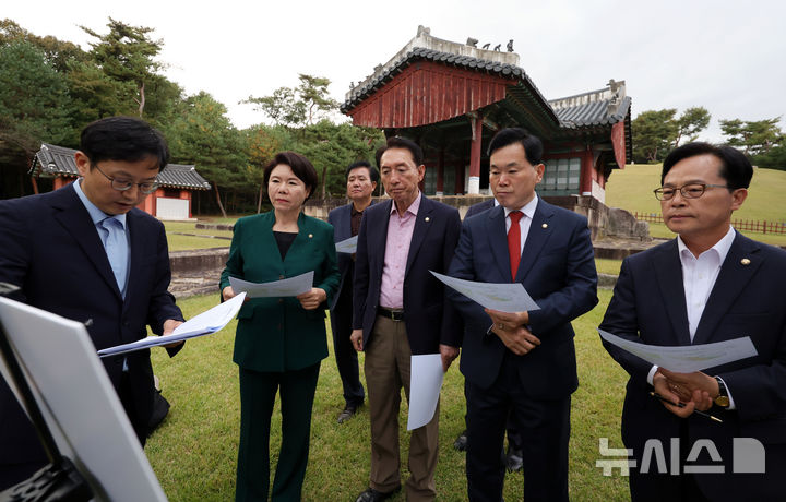 [서울=뉴시스] 홍효식 기자 = 국회 문화체육관광위원회 국민의힘 조은희 간사와 위원들이 15일 오후 서울 노원구 강릉에서 태릉 CC 공공주택지구 건설 예정지의 세계유산영향평가 추진 현황 등을 점검하고 있다. 2026.10.15. yesphoto@newsis.com