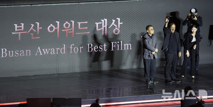 [부산=뉴시스] 김혜진 기자 = 마지드 마지디 감독이 15일 부산 해운대구 영화의전당에서 열린 제31회 부산국제영화제 부산 어워드 대상에서 트로피를 들어보이고 있다. 2026.10.15. jini@newsis.com