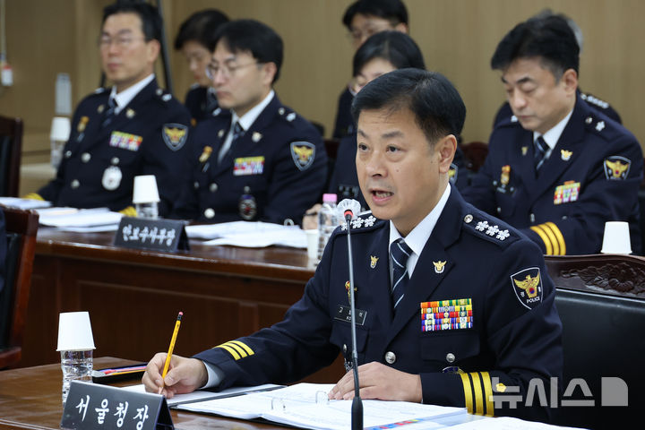[서울=뉴시스] 고승민 기자 = 고범석 서울특별시경찰청장이 15일 서울특별시경찰청에서 열린 국회 행정안전위원회의 국정감사에서 의원 질의에 답하고 있다. 2026.10.15. kkssmm99@newsis.com