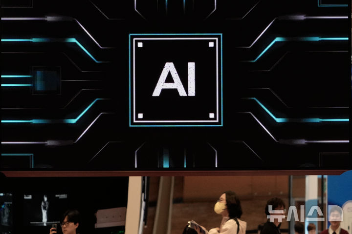 [서울=AP/뉴시스] 투자자들이 인공지능(AI) 열풍이 꺼질 것을 대비해 빅테크와 관련한 신용부도스와프(CDS) 거래를 활발하게 하고 있다고 20일(현지 시간) 영국 파이낸셜타임스(FT)가 보도했다. 사진은 지난 16일 서울에서 열린 반도체 전시회에서의 SK하이닉스 부스 모습. 본문과 관계 없음. 2026.10.20.