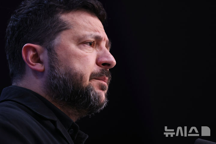 [브뤼셀=AP/뉴시스] 볼로디미르 젤렌스키 우크라이나 대통령이 16일(현지 시간) 벨기에 브뤼셀에서 열린 유럽연합(EU) 정상회의 기자회견에서 발언하고 있다. 2026.10.17.