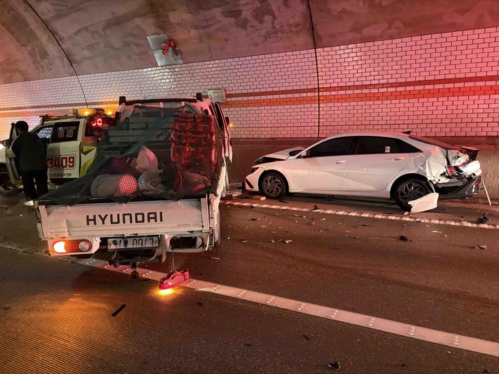 [홍천=뉴시스] 16일 강원 홍천군 내촌면 화상대리 화촌9터널 내 양양 방향에서 차량 3대가 추돌한 현장 모습.(사진=강원도소방본부 제공)photo@newsis.com *재판매 및 DB 금지