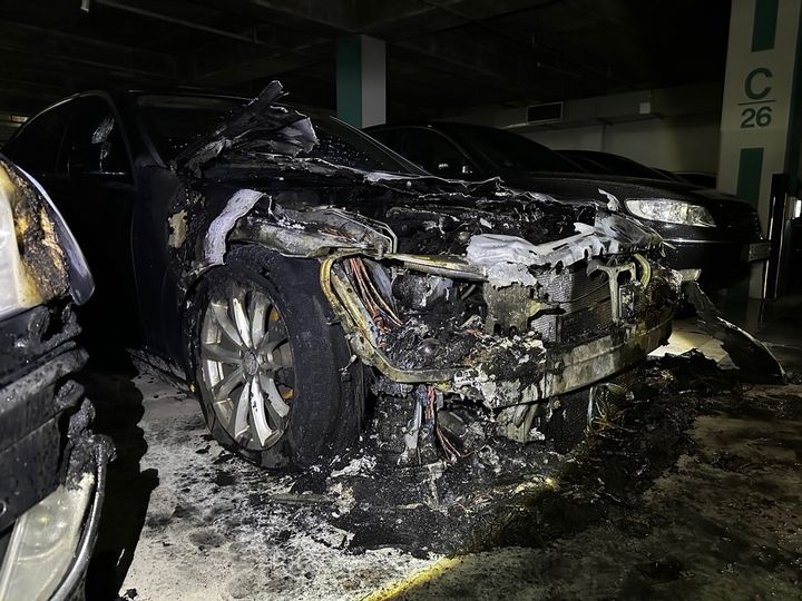 [대전=뉴시스] 지난 15일 오후 11시48분께 대전 유성구 전민동의 한 아파트 지하주차장에 주차된 벤츠 승용차에서 불이 나 해당 차량이 탄 모습. (사진=대전소방본부 제공) 2026.10.16. photo@newsis.com *재판매 및 DB 금지