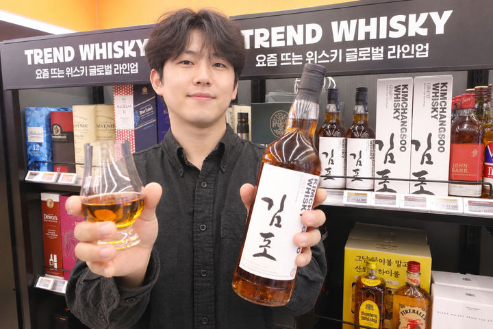 이마트24가 16일부터 국내 대표 싱글몰트 위스키 브랜드 김창수 위스키의 '김포 2026 에디션'을 한정수량 판매한다. *재판매 및 DB 금지