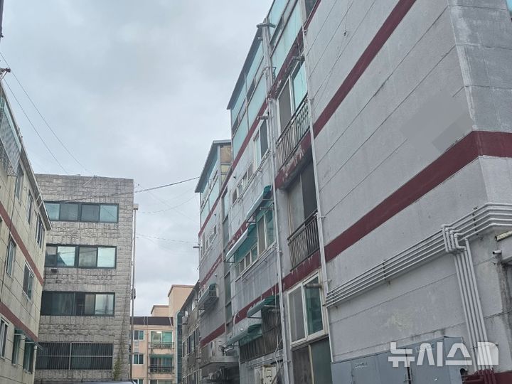 [인천=뉴시스]함상환 기자=인천 흉기 난동 피의자 최모(59)씨의 자택 전경. 2026.10.16. hsh3355@newsis.com