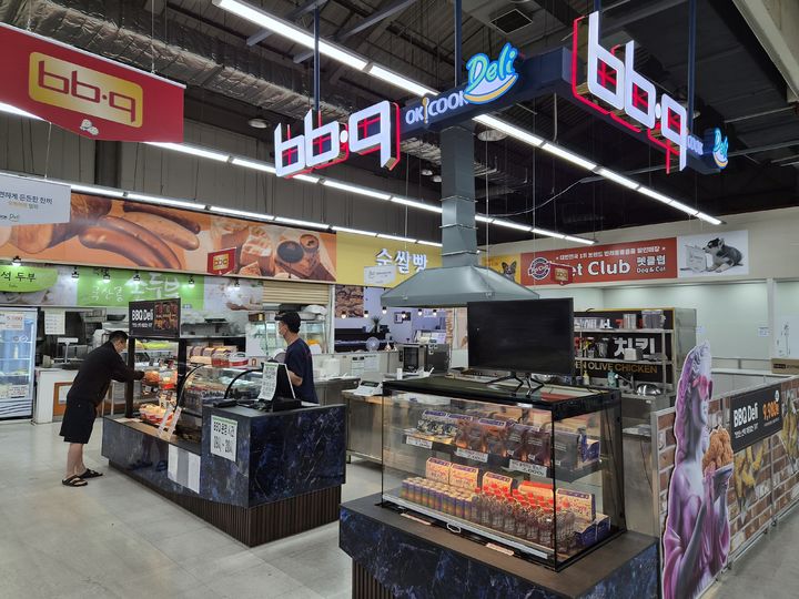 [서울=뉴시스] BBQ가 농협하나로마트 경기성남점과 고양점 등 2곳에 BBQ 매장을 출점했다. (사진=제너시스BBQ 그룹 제공) *재판매 및 DB 금지
