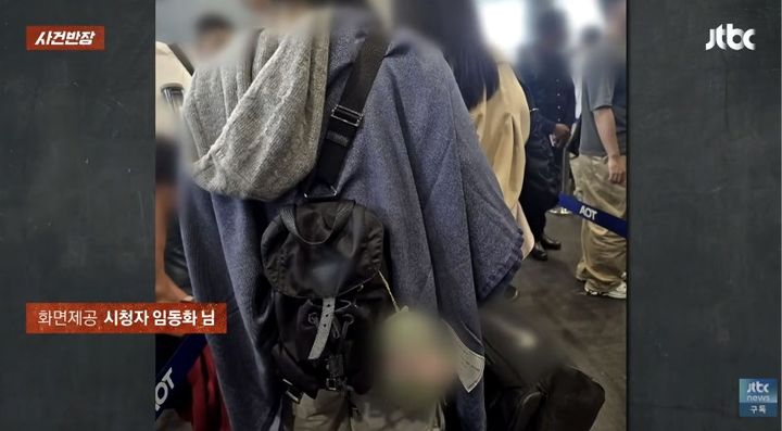[서울=뉴시스] 기내 담요 반출 금지인 담요를 가져와 몸에 두른 한국인 관광객의 모습이 공개됐다. (사진 출처=JTBC '사건반장' 캡처)