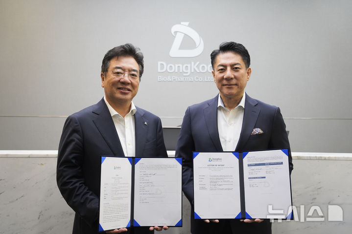 [서울=뉴시스] 동구바이오제약은 미국 펠라모어, 링크코리아와 차세대 경피약물전달 기술의 국내 개발 및 상업화를 위한 3자간 의향서(LOI)를 체결했다고 16일 밝혔다. 사진은 동구바이오제약 조용준 대표이사(왼쪽) LYNK Korea Rick McConnell 대표(오른쪽) (사진=동구바이오제약 제공) 2026.10.16. photo@newsis.com