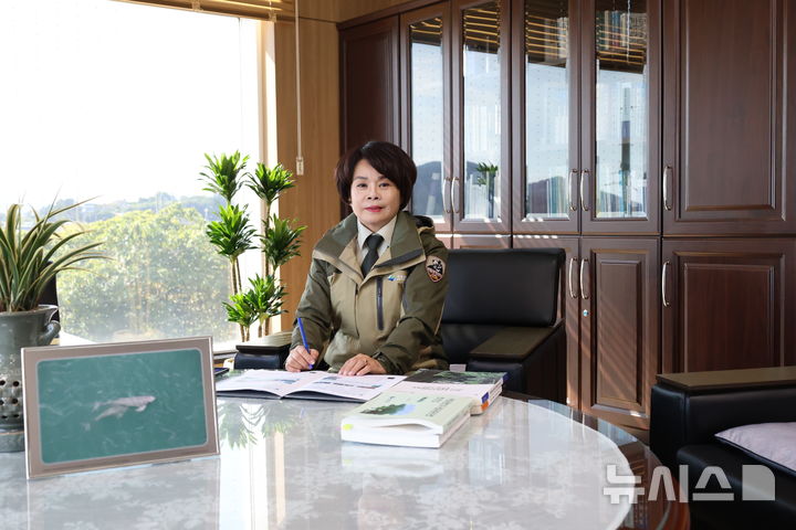 [사천=뉴시스] 차용현 기자 = 16일 오전 박은희 한려해상국립공원 소장이 집무실에서 업무를 보고 있다. 2026.10.16. con@newsis.com 