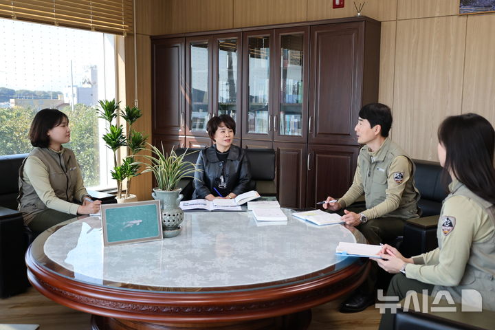 [사천=뉴시스] 차용현 기자 = 16일 오전 박은희 한려해상국립공원 소장이 집무실에서 직원들과 차담을 나누고 있다. 2026.10.16. con@newsis.com 