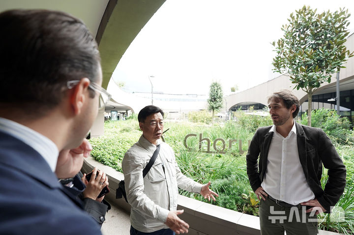 [성남=뉴시스] 신상진 시장이 12일(현지시간) 이탈리아 베르가모의 민간 주도 거점 개발 현장인 '코러스라이프(ChorusLife)'를 둘러보고 있다. (사진=성남시 제공) 2026.10.16.photo@newsis.com