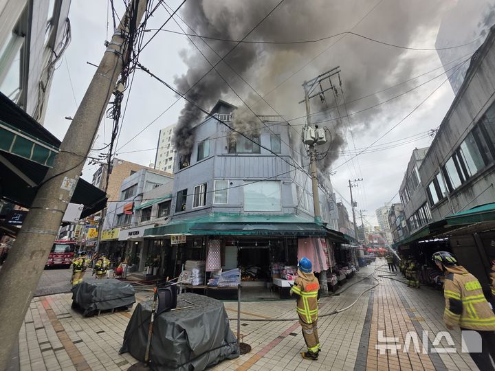 [인천=뉴시스] 16일 오전 8시43분께 인천 부평구 부평동의 한 상가건물 3층 의류 보관 창고에서 원인이 밝혀지지 않은 불이 나 소방당국이 진화 작업을 벌이고 있다. (사진=인천소방본부 제공) 2026.10.16. photo@newsis.com