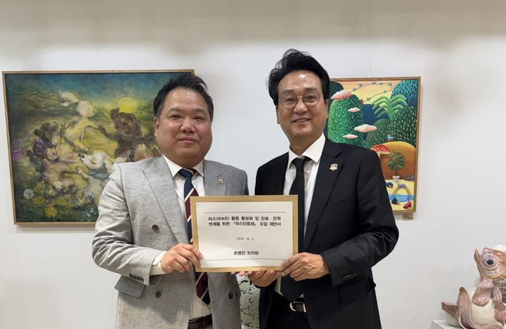 [수원=뉴시스] 조병진 경기도의회 의원이 지난 2일 안민석 경기도교육감에게 라스인증제 제안서를 전달하고 있다. (사진=경기도의회 제공) 2026.10.17. photo@newsis.com *재판매 및 DB 금지