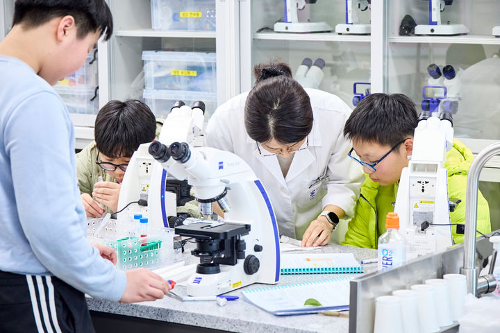 [부산=뉴시스] 국립부산과학관 교육프로그램(중등심화실험교실)에서 수업 중인 강사 모습. (사진=국립부산과학관 제공) 2026.10.18. photo@newsis.com *재판매 및 DB 금지