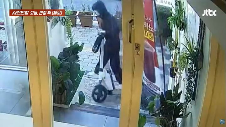 [서울=뉴시스] 부산의 한 매장 앞에서 킥보드를 타던 남성이 입간판 2개를 들이받고 사과 없이 달아났다는 사연이 보도됐다. (사진=JTBC '사건반장' 캡처)