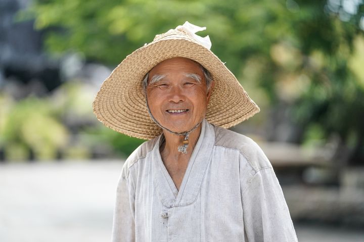 [제주=뉴시스] 제주 민간정원 제1호로 등록된 '생각하는정원' 설립자 성범영 원장. (사진=제주도 제공) 2026.10.16. photo@newsis.com *재판매 및 DB 금지