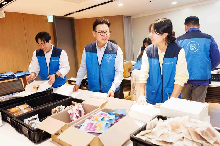 [서울=뉴시스] 파리크라상이 창립기념일을 앞두고 임직원 사회공헌 활동 '기부 앤 테이크' 행사를 진행했다. 강신봉 파리크라상 대표이사(사진 가운데)를 비롯해 임직원 760명이 참여해 기부금을 조성하고 파리바게뜨 제품 등을 담은 간식 꾸러미 850개를 월드비전에 전달했다. (사진=파리크라상 제공) *재판매 및 DB 금지