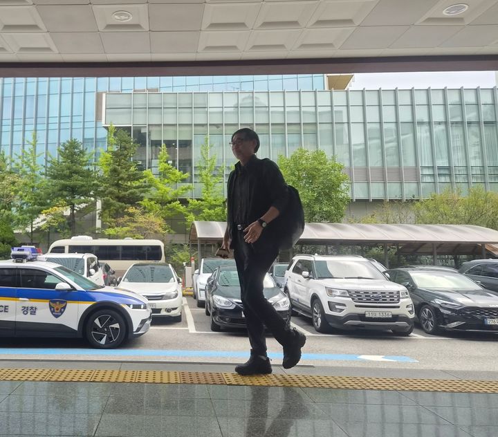 [서울=뉴시스] 서울 영등포경찰서는 16일 오전부터 이 사건을 고발한 시민단체 서민민생대책위원회(서민위) 김순환 사무총장을 불러 조사 중이다.사진은 경찰에 출석한 김 사무총장 모습.2026.10.16tide1@newsis.com *재판매 및 DB 금지 *재판매 및 DB 금지
