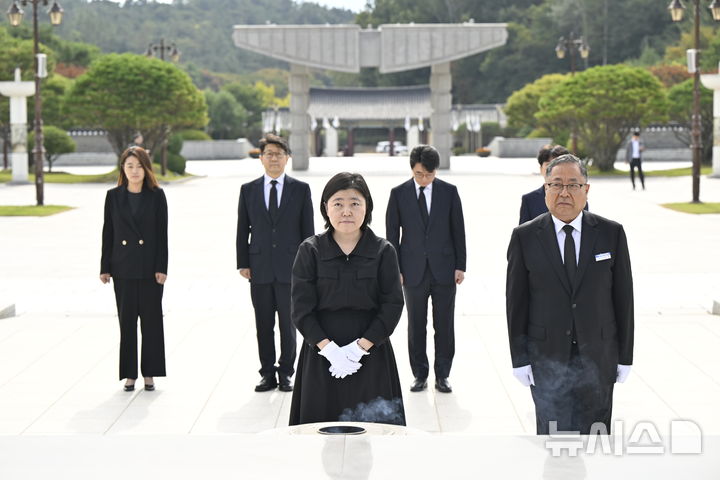 [전남광주=뉴시스] 양시원 기자 = 임은정 광주지방중대범죄수사청장이 16일 오전 전남광주 북구 운정동 국립5·18민주묘지를 찾아 오월 영령을 향해 참배하고 있다. 2026.10.16. goodwrite97@newsis.com