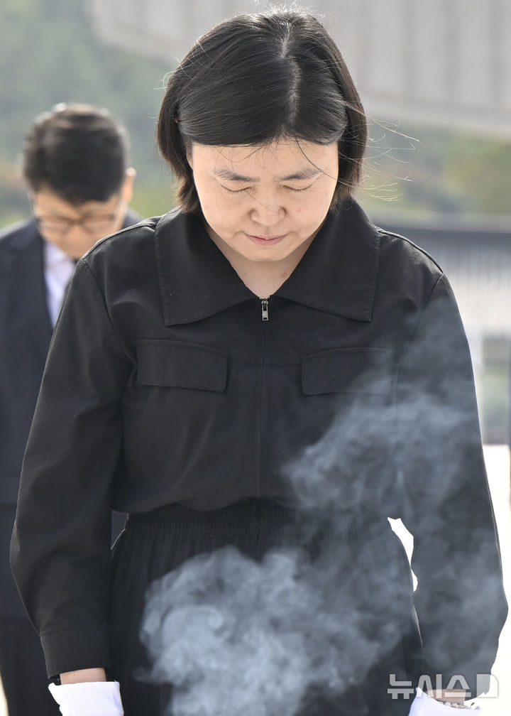[전남광주=뉴시스] 양시원 기자 = 임은정 광주지방중대범죄수사청장이 16일 오전 전남광주 북구 운정동 국립5·18민주묘지를 찾아 오월 영령에 묵념하고 있다. 2026.10.16. goodwrite97@newsis.com