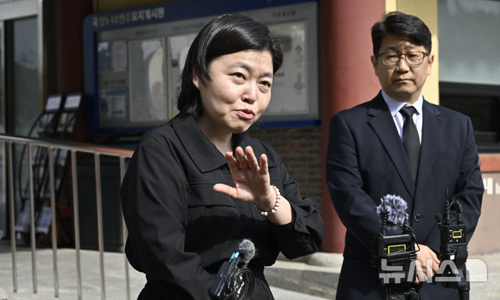 [전남광주=뉴시스] 양시원 기자 = 임은정 광주지방중대범죄수사청장이 16일 오전 전남광주 북구 운정동 국립5·18민주묘지 민주의문 앞에서 취재진 인터뷰를 하고 있다. 2026.10.16. goodwrite97@newsis.com