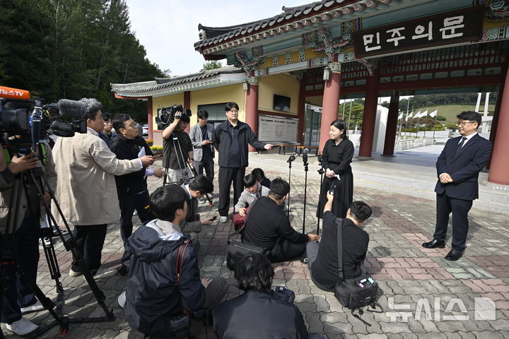 [전남광주=뉴시스] 양시원 기자 = 임은정 광주지방중대범죄수사청장이 16일 오전 전남광주 북구 운정동 국립5·18민주묘지 민주의문 앞에서 취재진 인터뷰를 하고 있다. 2026.10.16. goodwrite97@newsis.com